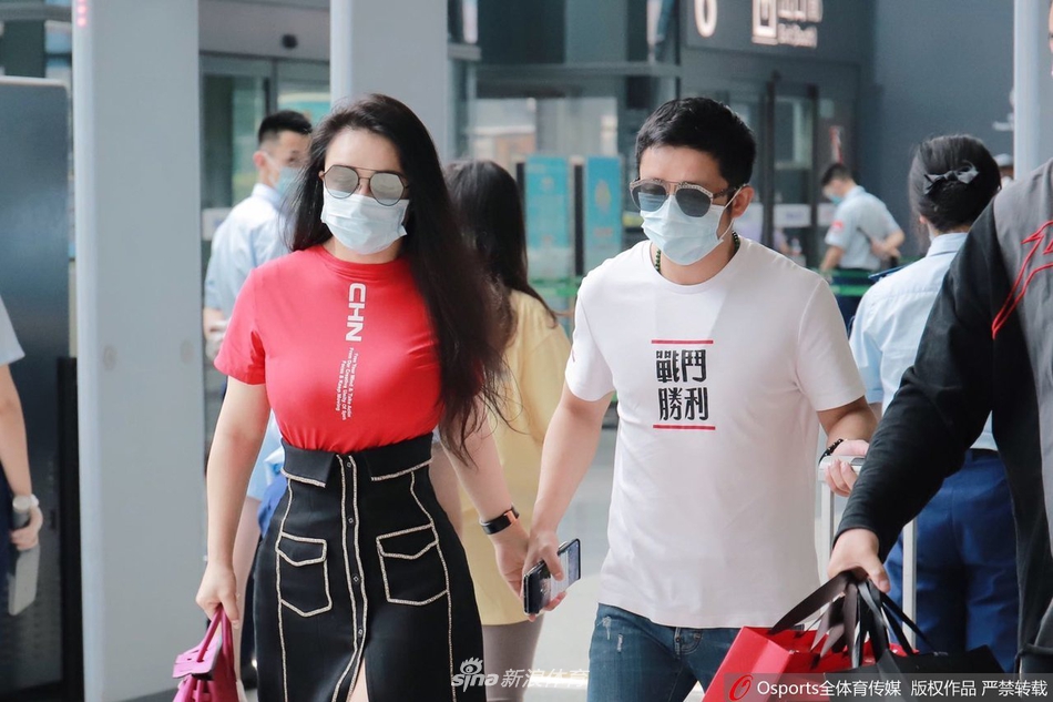 邹市明携爱妻冉莹颖现身虹桥机场 恩爱眷侣羡煞旁人