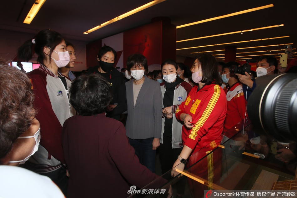 郎平参观《国家荣誉―中国女排精神展》