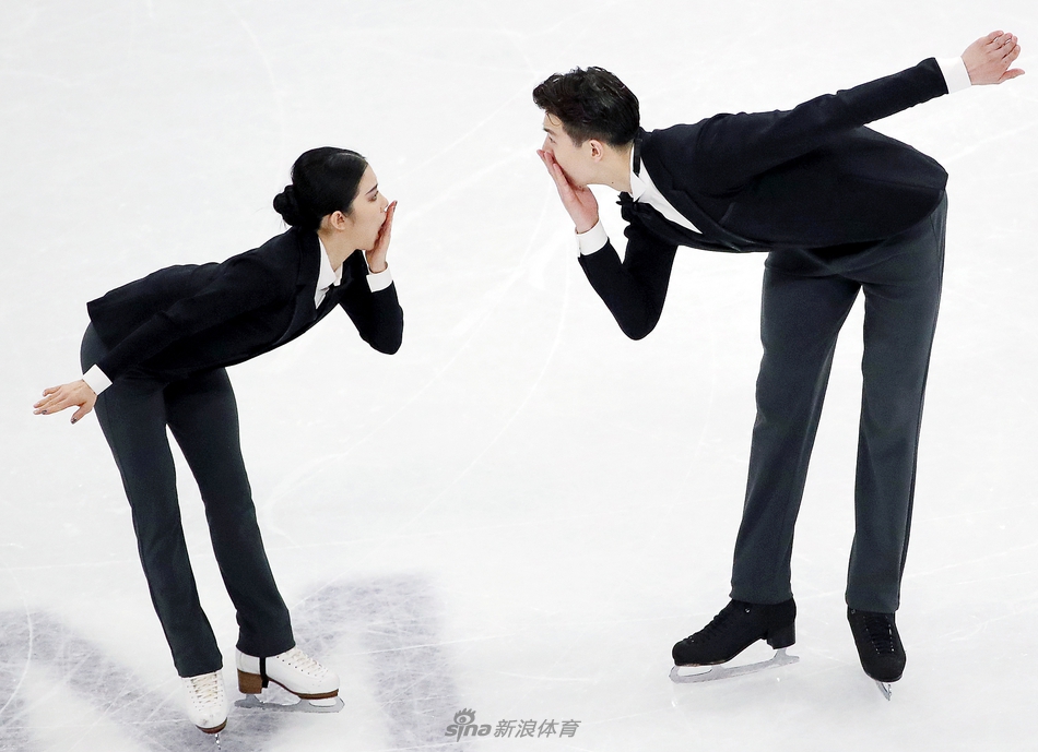 世锦赛王诗h/柳鑫宇演绎《卓别林》