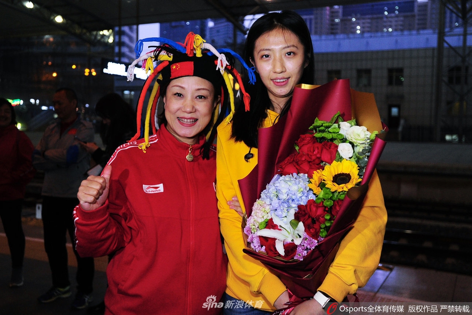 女排丁霞载誉回沈阳 球迷热情迎接