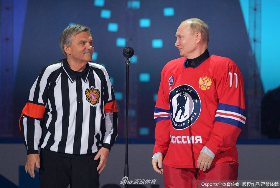 普京参加夜间冰球联赛 一人独进8球