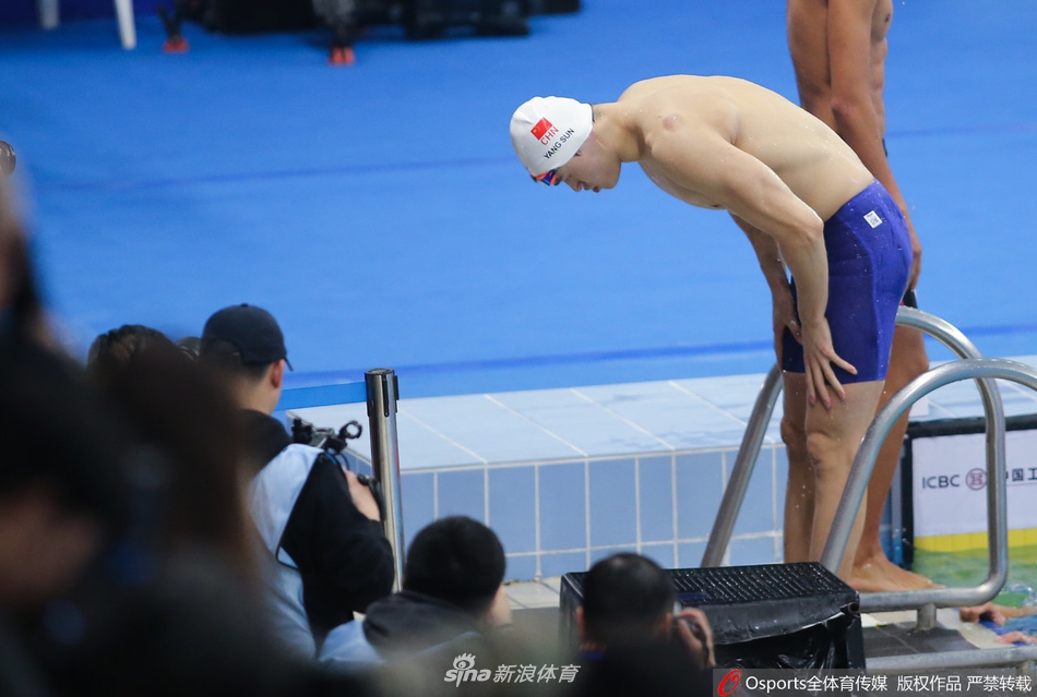 冠军赛孙杨400米自由泳夺冠