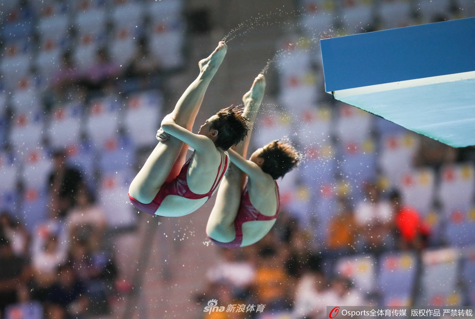 世锦赛跳水女双10米台决赛卢为/张家齐夺冠