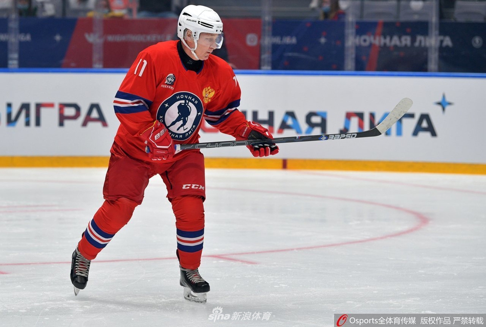 普京参加夜间冰球联赛 一人独进8球