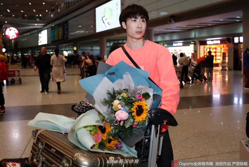 中国花滑队回国 隋文静/韩聪受热捧