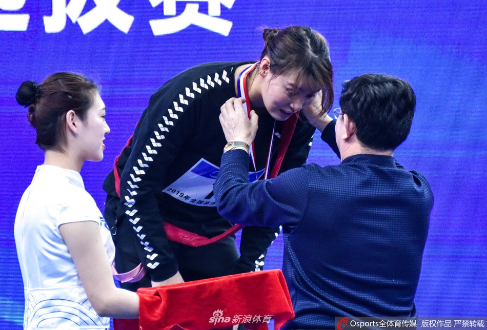 傅园慧夺冠挂着“摸摸”上领奖台