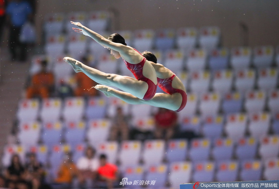 世锦赛跳水女双10米台决赛卢为/张家齐夺冠