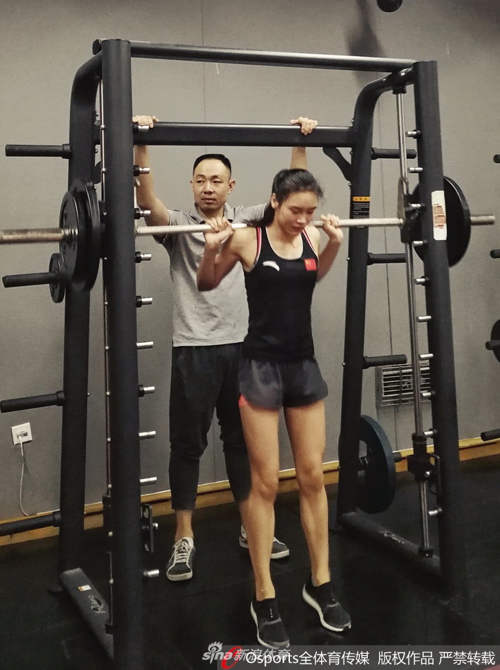 蹦床女神刘灵玲最新美照曝光 天使面孔完美腹肌