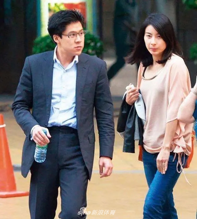 霍启刚郭晶晶恩爱瞬间