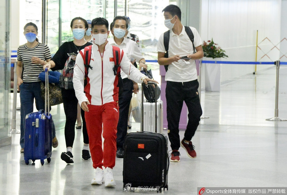 奥运冠军李发彬载誉返乡 女友现场迎接