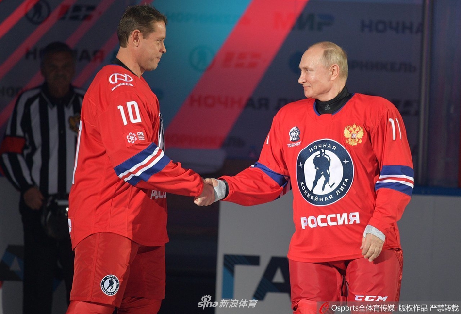 普京参加夜间冰球联赛 一人独进8球