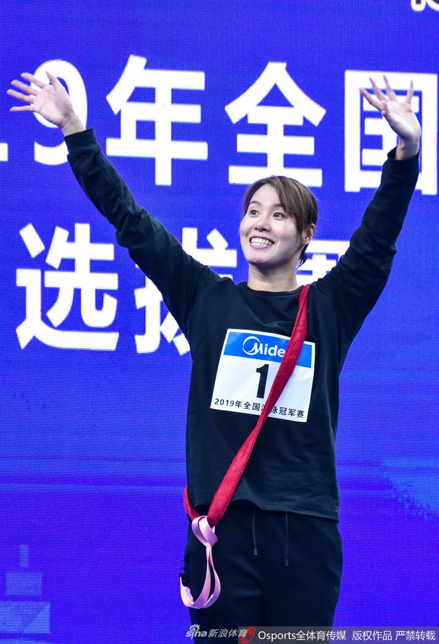 傅园慧夺冠挂着“摸摸”上领奖台