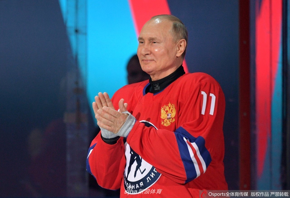 普京参加夜间冰球联赛 一人独进8球