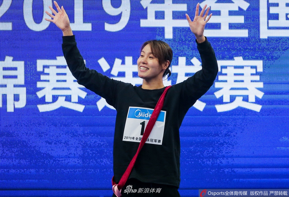 傅园慧夺冠挂着“摸摸”上领奖台