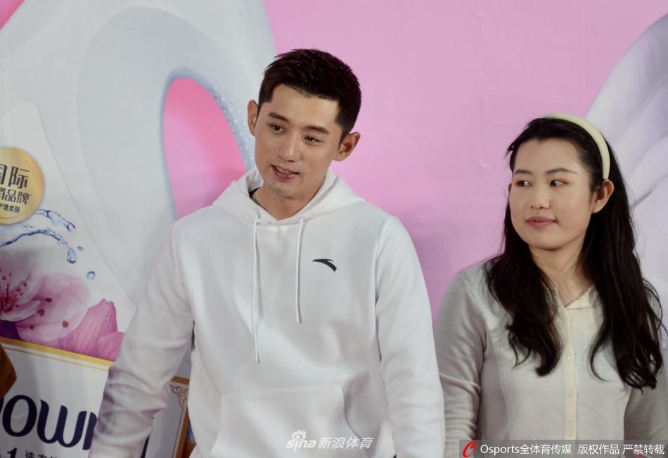 张继科出席路演活动 与球迷互动帅气十足