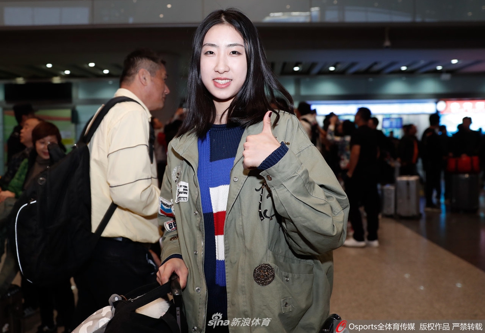 中国花滑队回国 隋文静/韩聪受热捧