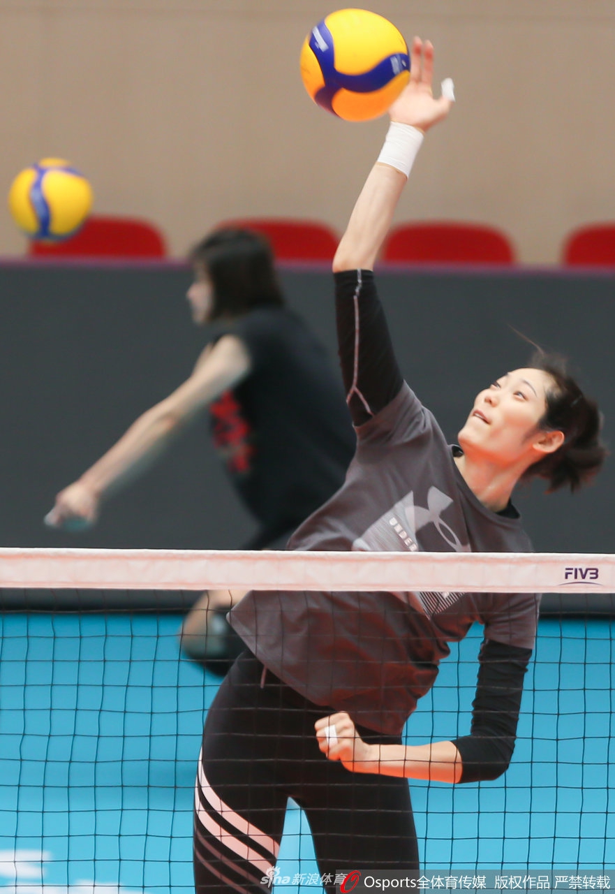 天津女排公开训练备战新赛季 朱婷扣杀