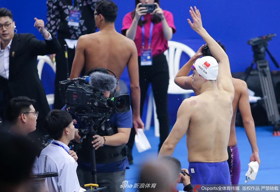冠军赛孙杨400米自由泳夺冠