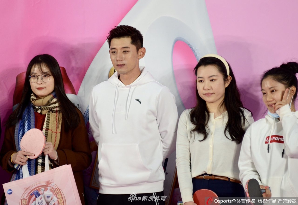 张继科出席路演活动 与球迷互动帅气十足