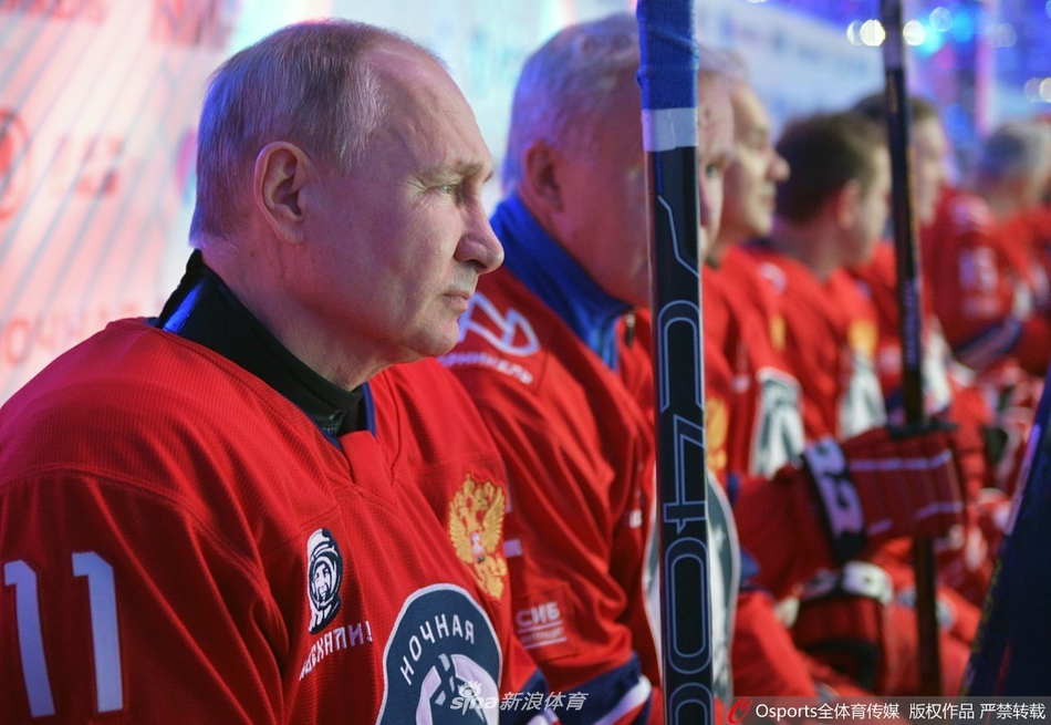 普京参加夜间冰球联赛 一人独进8球