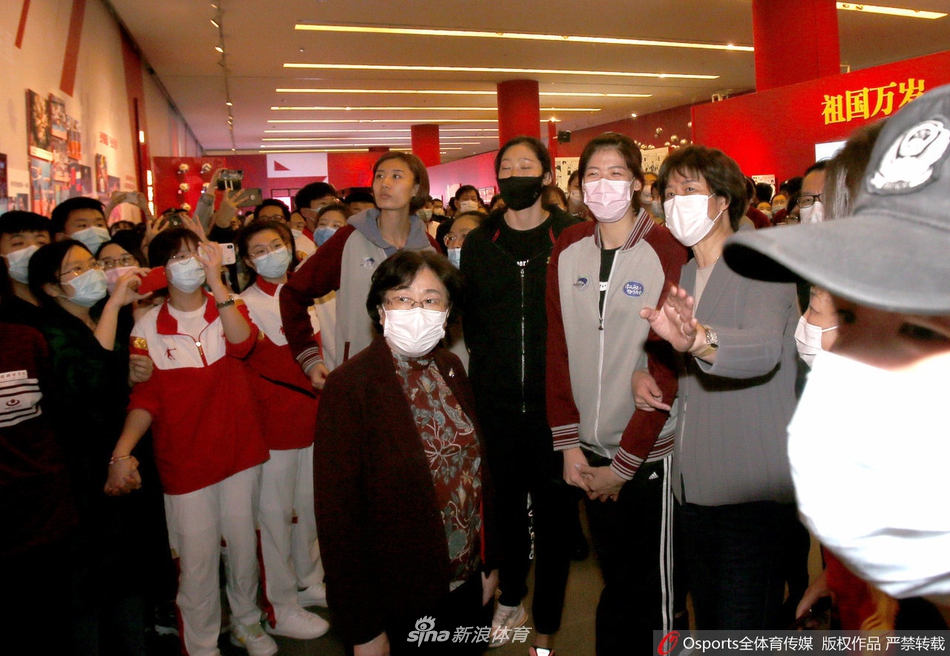 郎平参观《国家荣誉―中国女排精神展》