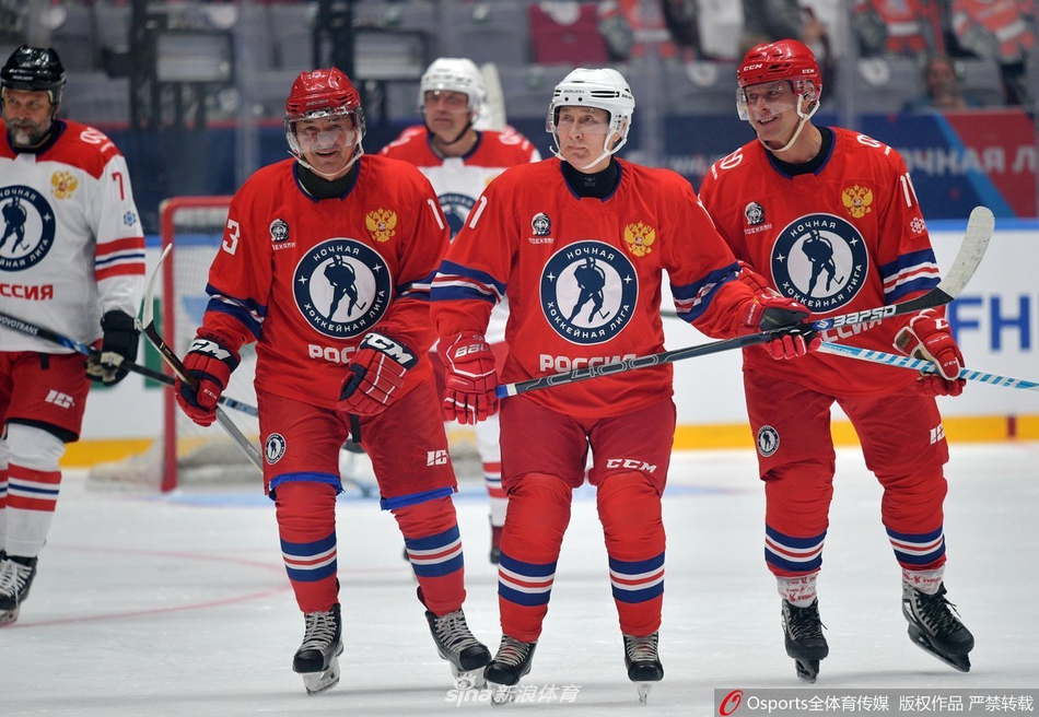 普京参加夜间冰球联赛 一人独进8球