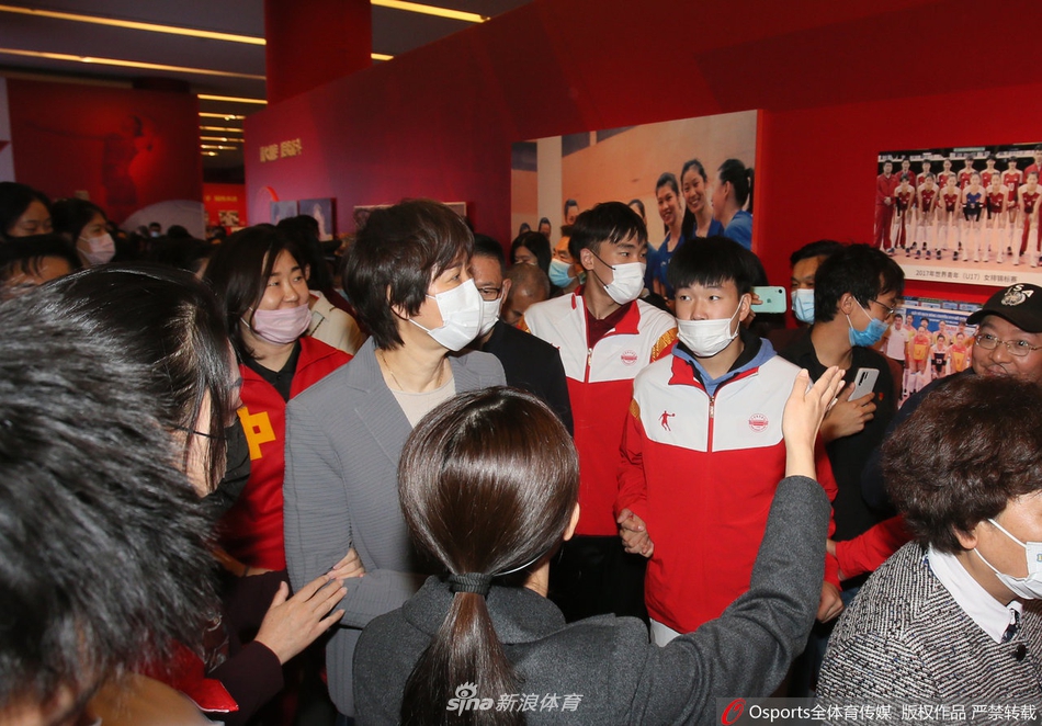 郎平参观《国家荣誉―中国女排精神展》