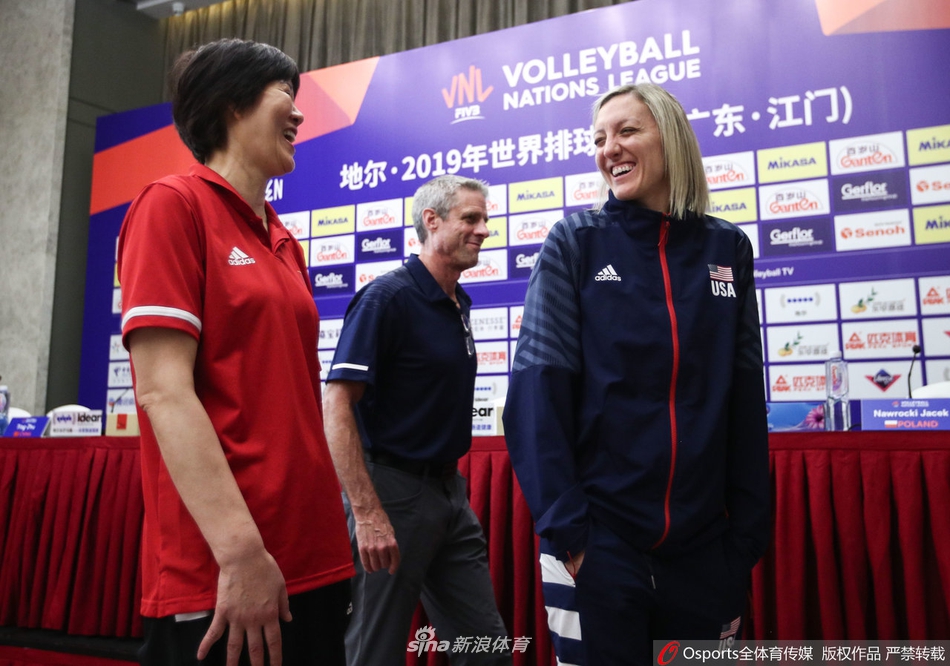 郎平朱婷出席江门站赛前发布会