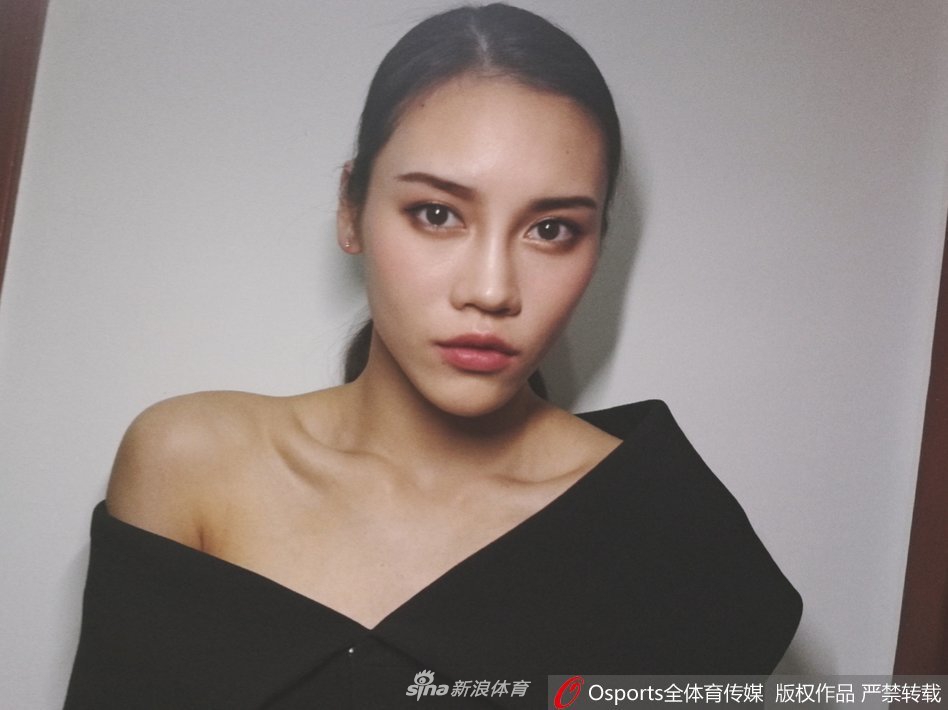 蹦床女神刘灵玲最新美照曝光 天使面孔完美腹肌