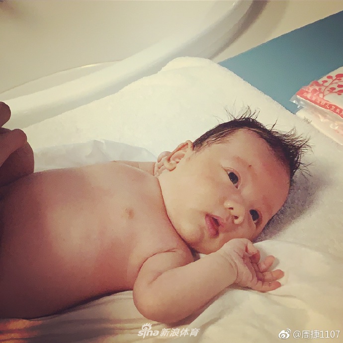 邹凯周捷儿子满月照