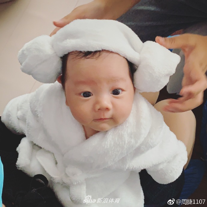 邹凯周捷儿子满月照