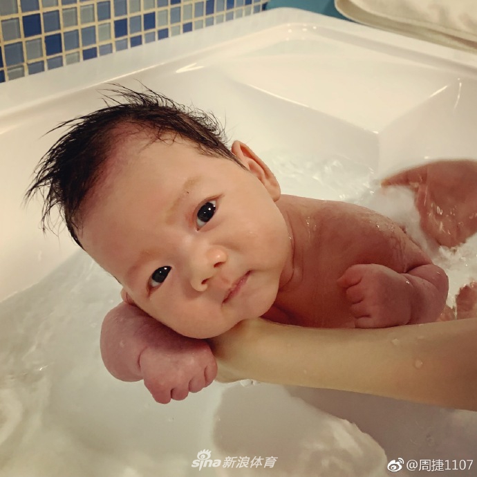 邹凯周捷儿子满月照