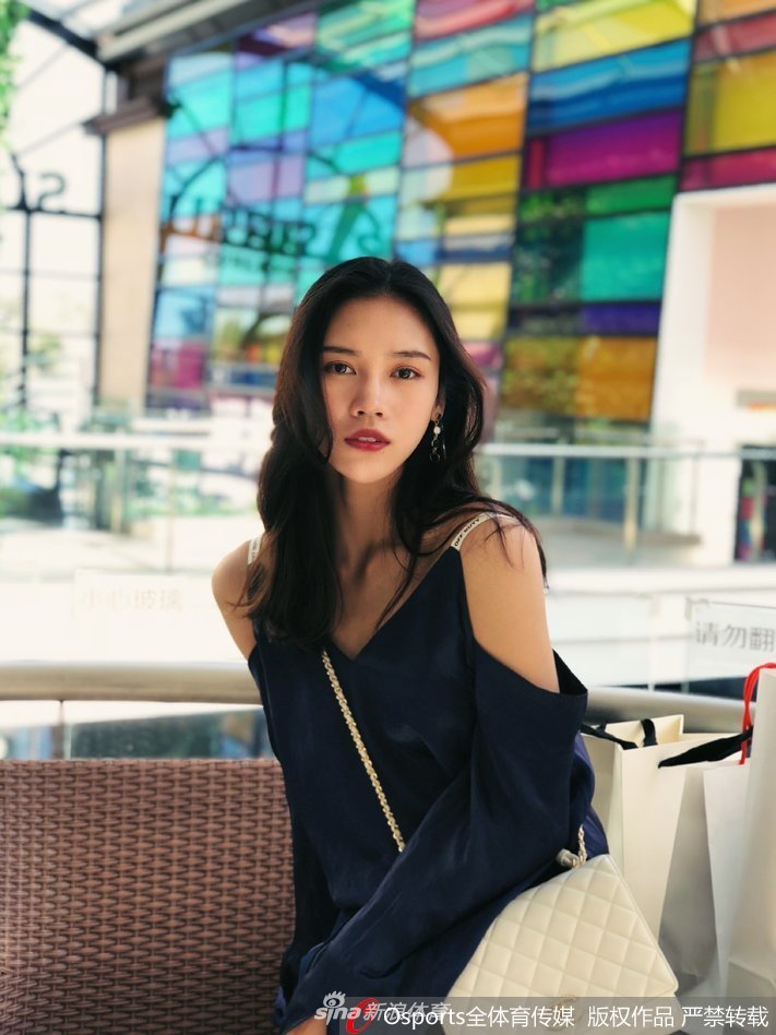 蹦床女神刘灵玲最新美照曝光 天使面孔完美腹肌