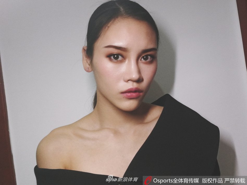 蹦床女神刘灵玲最新美照曝光 天使面孔完美腹肌