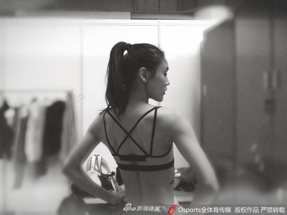 蹦床女神刘灵玲最新美照曝光 天使面孔完美腹肌