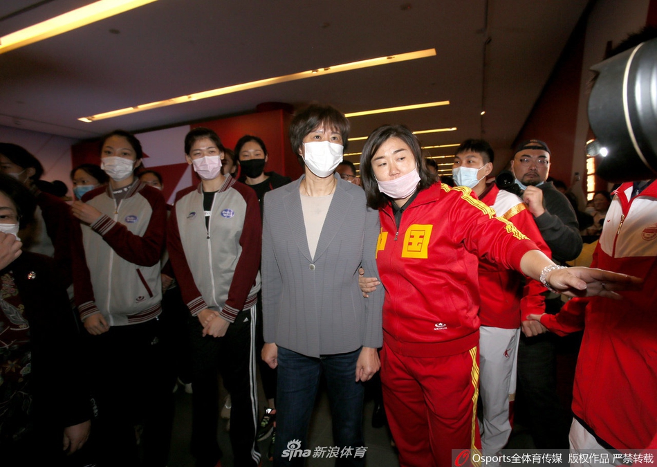 郎平参观《国家荣誉―中国女排精神展》