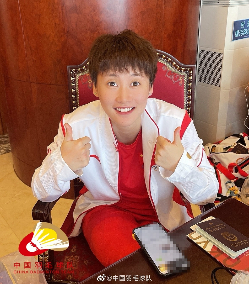 中国羽毛球队冒雨出征东京奥运会