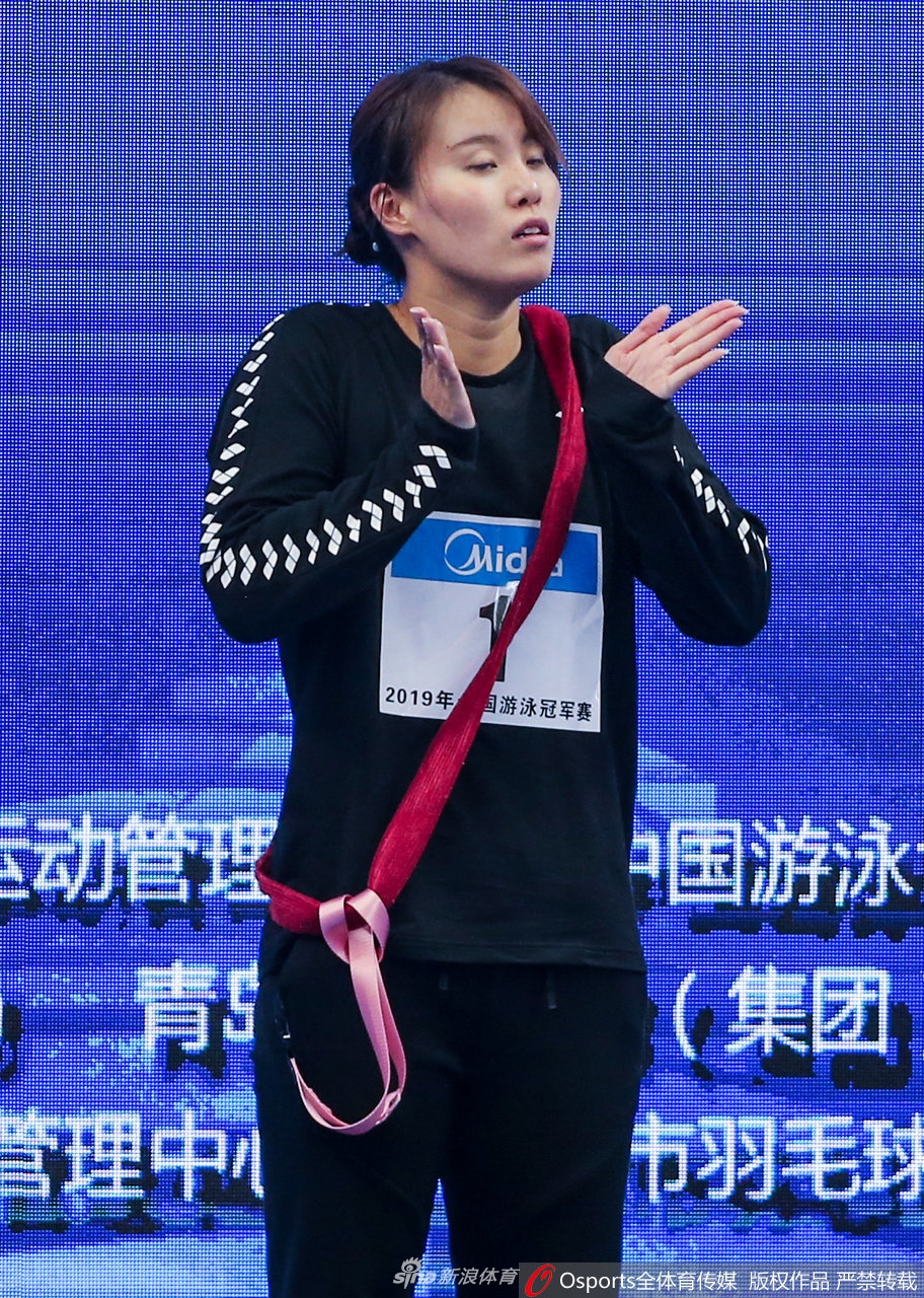 傅园慧夺冠挂着“摸摸”上领奖台