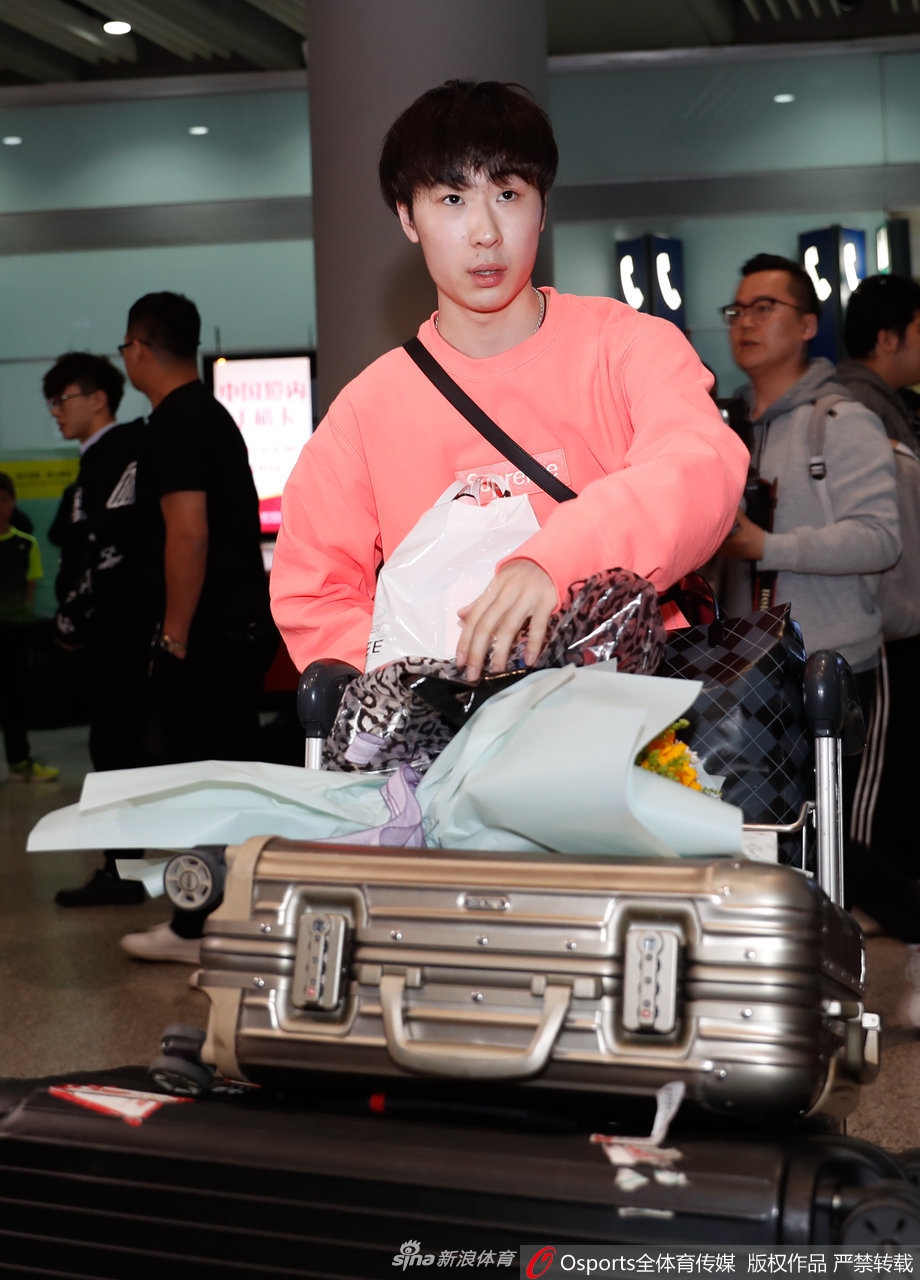 中国花滑队回国 隋文静/韩聪受热捧