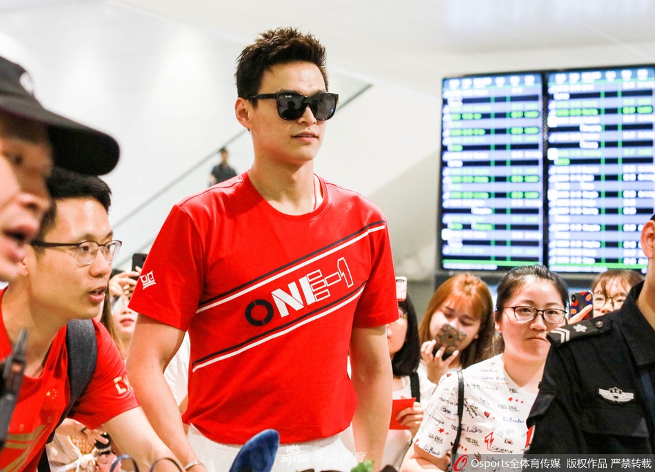 孙杨抵达广州 大批迷妹接机围观