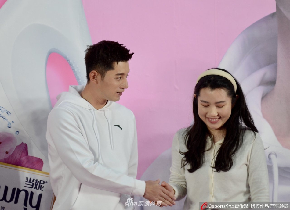 张继科出席路演活动 与球迷互动帅气十足