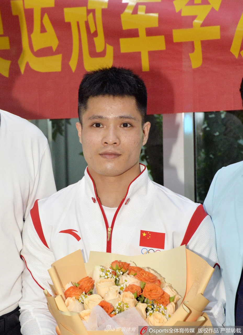 奥运冠军李发彬载誉返乡 女友现场迎接