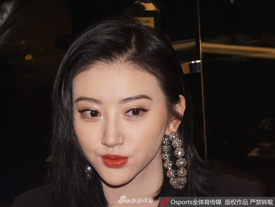 张继科女友景甜出席活动 大秀美腿与陈柏霖合影