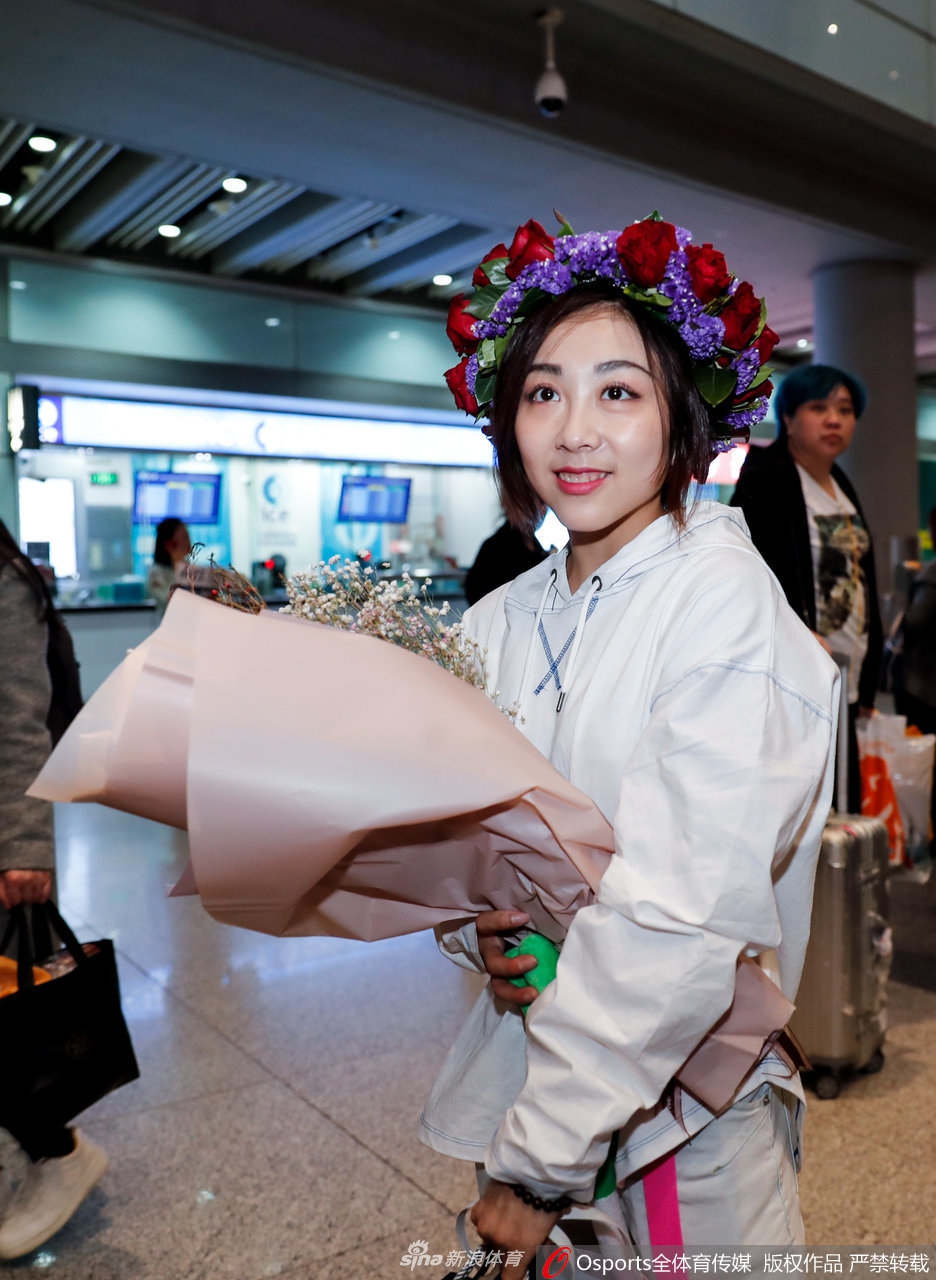 中国花滑队回国 隋文静/韩聪受热捧