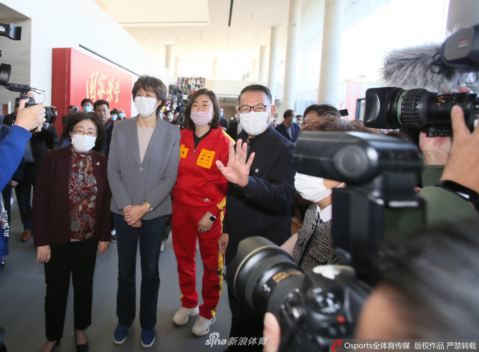 郎平参观《国家荣誉―中国女排精神展》