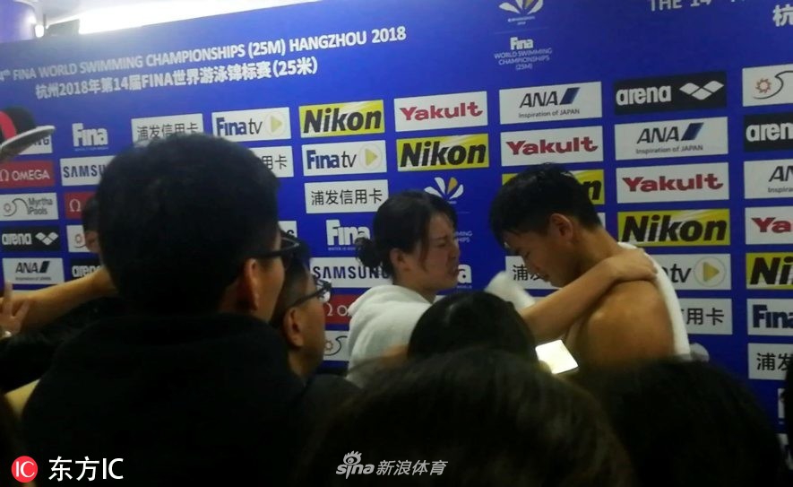 徐嘉余赛后流泪 傅园慧安慰