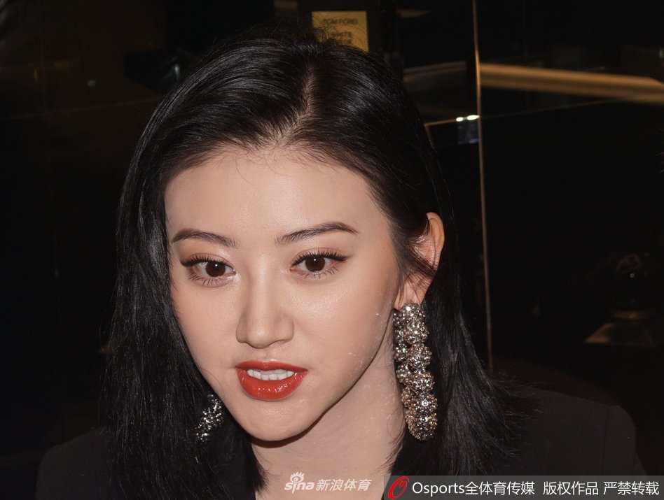 张继科女友景甜出席活动 大秀美腿与陈柏霖合影