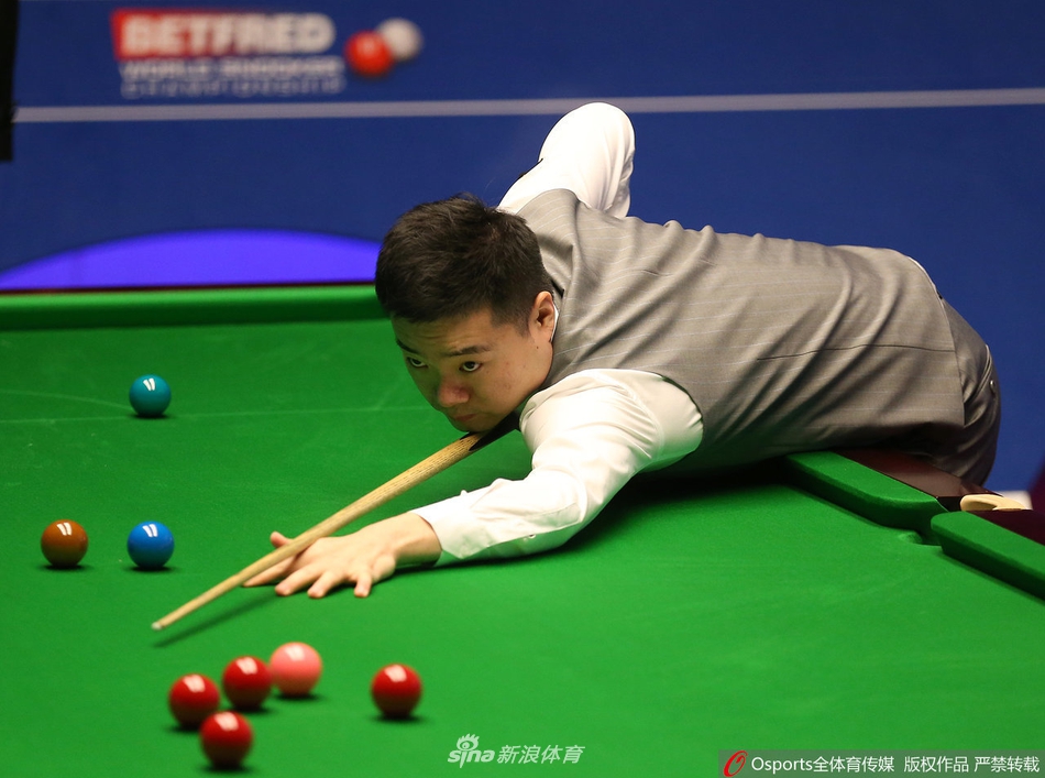 斯诺克世锦赛第1轮：丁俊晖vs麦克吉尔