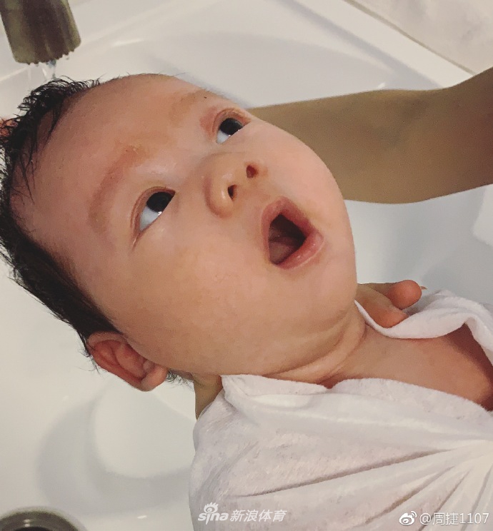 邹凯周捷儿子满月照