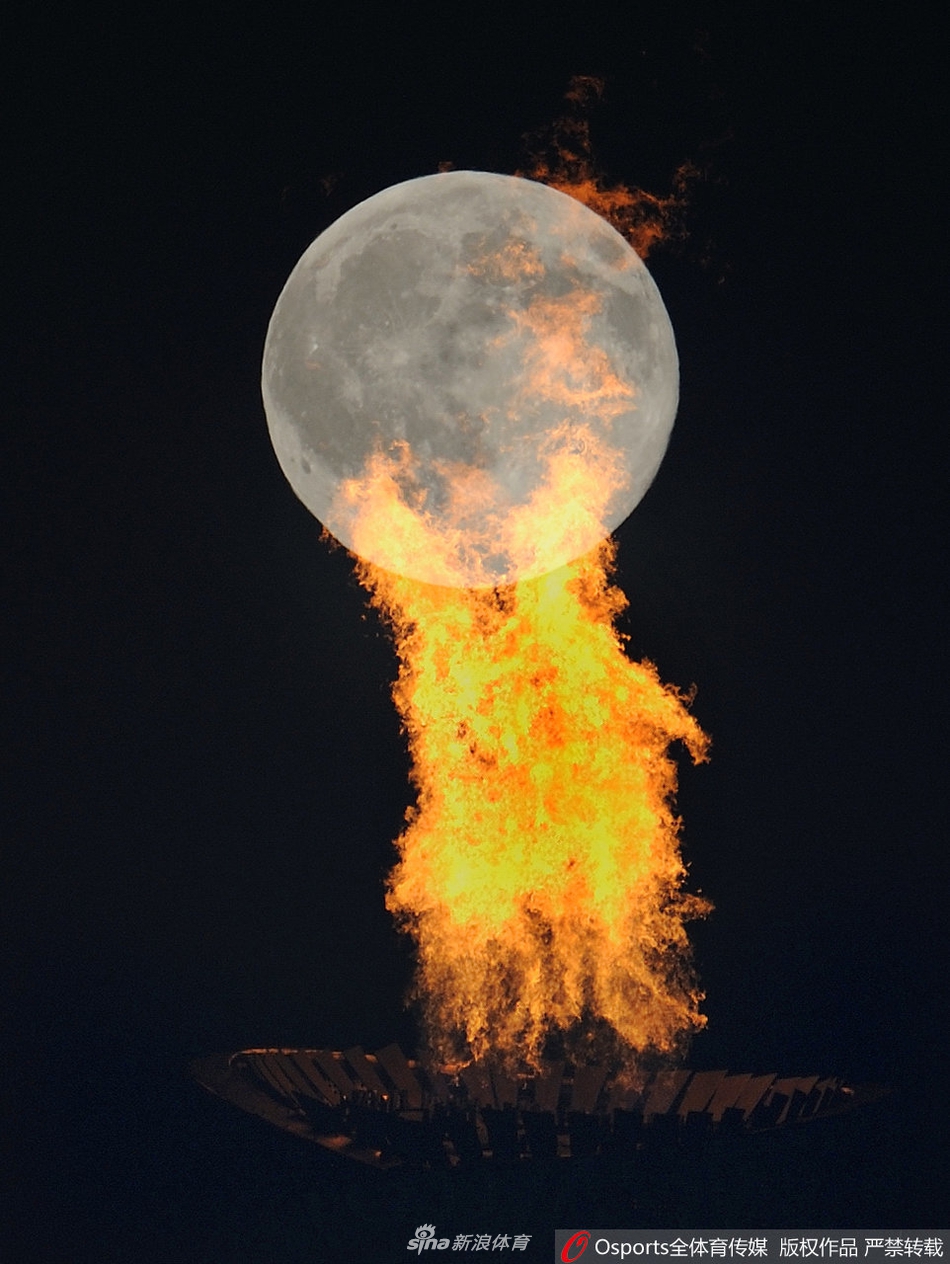 月圆中秋时 来球场看月亮吧